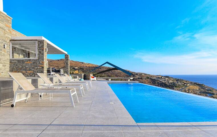 Luxurious villa with a large pool and sea view gallery image 3