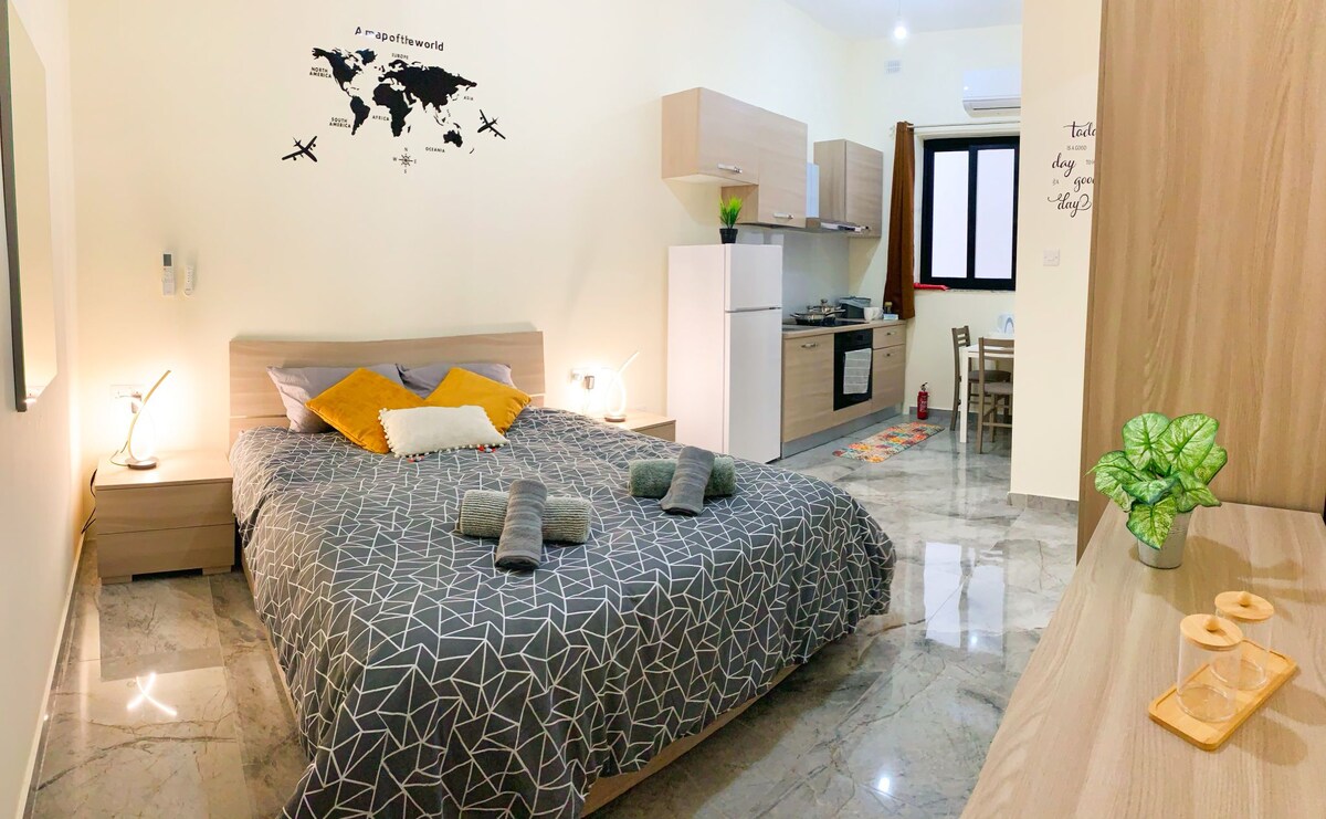 Cozy studio, king size bed 1 min sea, self checkin