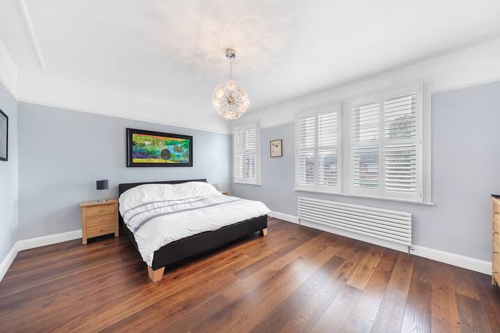 Modern and Stylish Victorian home in West London gallery image 3