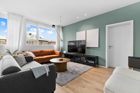 Downtown 3BR: Comfort & Style