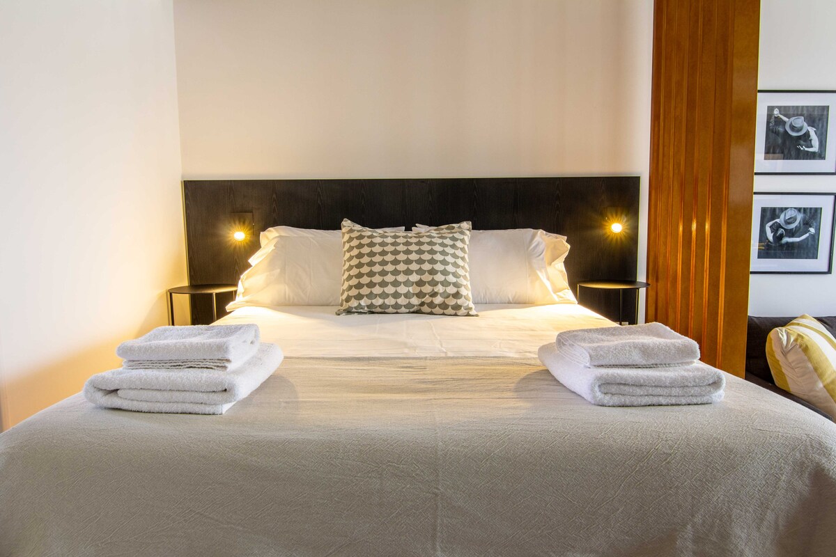 תיהנו ממיטת קווין סייז הנוחה אחרי יום קשה של סיור :)