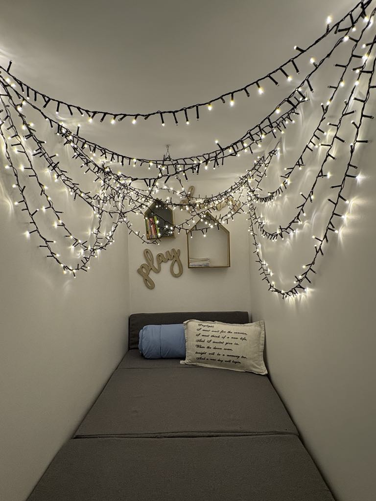 Petit coin jeu / lecture pour enfant qui peut servir de lit.