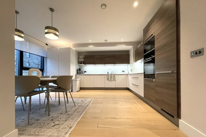 Spacious Battersea Duplex Overlooking Powerstation gallery image 5