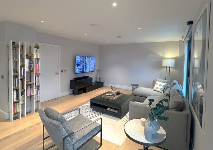 Spacious Battersea Duplex Overlooking Powerstation gallery image 2