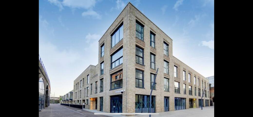 Spacious Battersea Duplex Overlooking Powerstation gallery image 3
