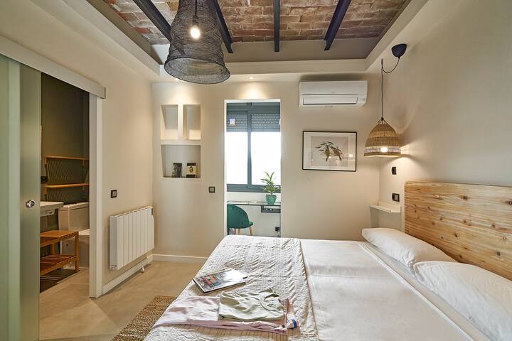 2BR flat with terrace – Eixample gallery image 3