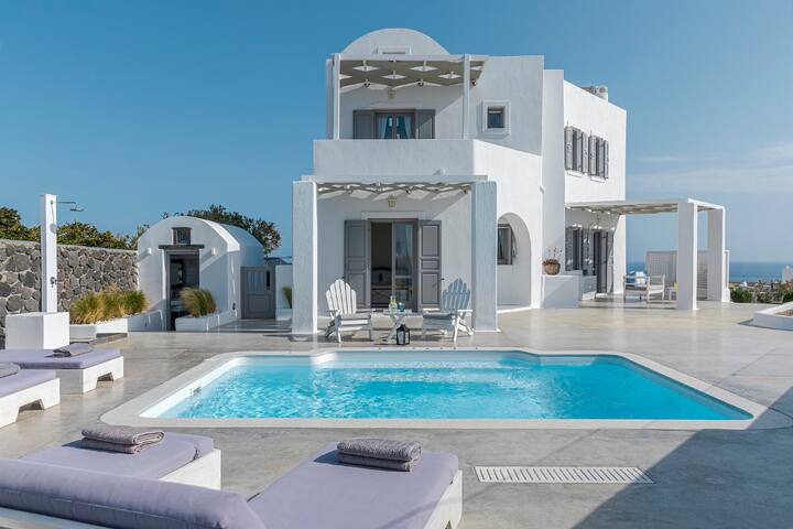 Deluxe Villa with Private Pool & Caldera View gallery image 2
