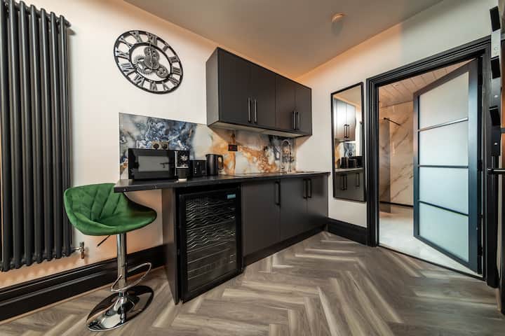 The Penthouse With Hot Tub - 5 Bedrooms - Birmingham