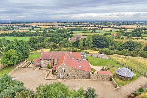 Stunning Views & Heated Pool, North Yorkshire