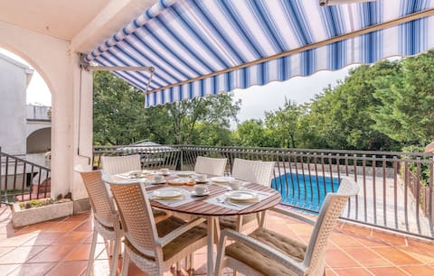 House with pool 500 m from the beach