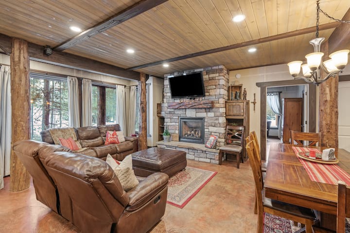 Hot Tub - Game Room - Sleeps 20 - 35mi Yellowstone - Island Park, ID