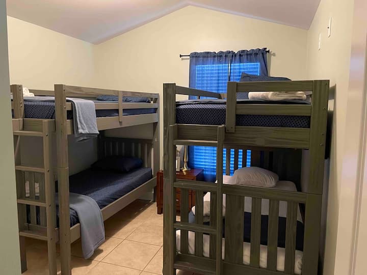 Спална соба на вториот кат - соба на спрат (4 двокреветни кревети)