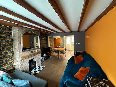 Top performing Airbnb: Stylish Stratford Old Town home in Stratford Upon Avon