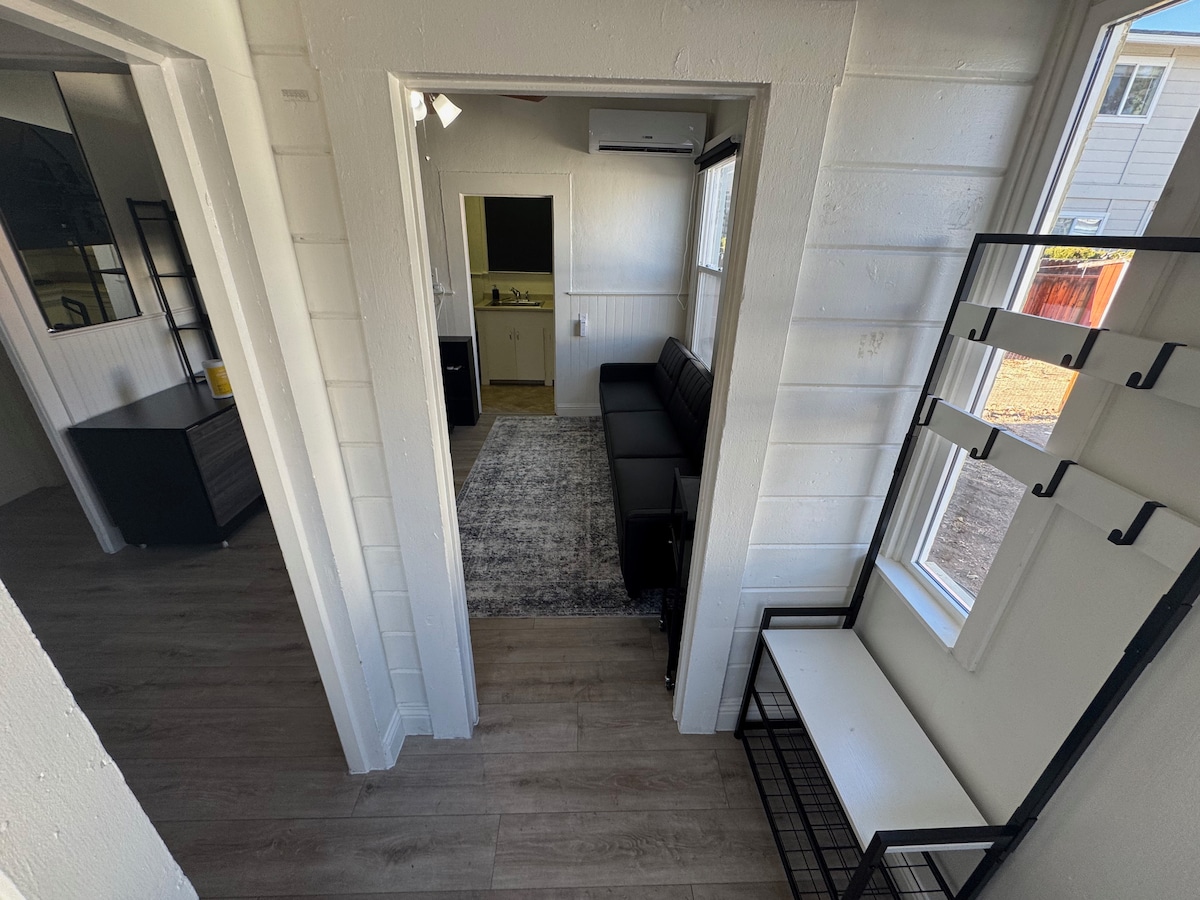 مدخل مع رف أحذية ورف معطف