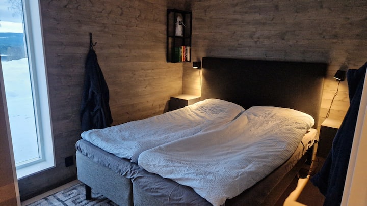 Krevat dopio 160 cm i gjerë.