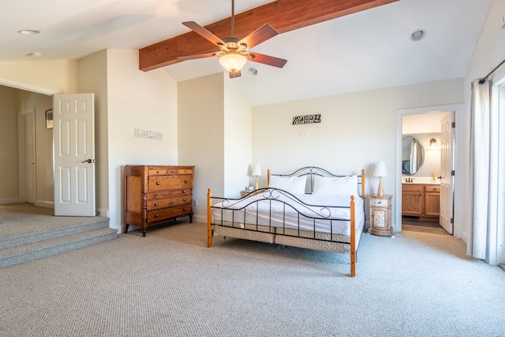 Dormitorio principal con cama tamaño king en el nivel superior