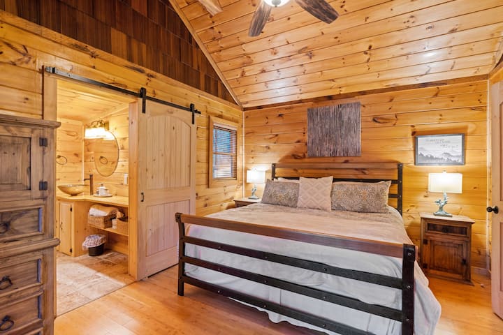 סוויטה ראשית. מיטת קינג סייז. מזרן, כריות, כיסוי מזרן ומצעים חדשים