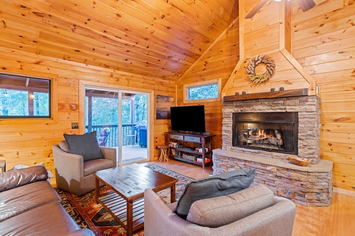 סלון נוח עם אח גדולה וטלוויזיה חכמה