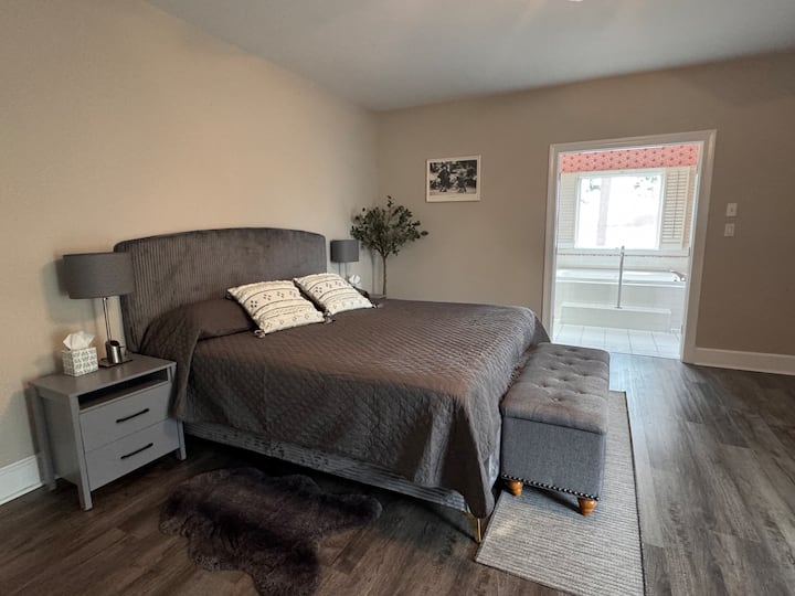 Bračni krevet s USB priključcima za punjenje na noćnim ormarićima