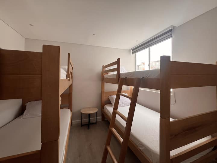 Habitación con camas litereras con un cómodo colchón.