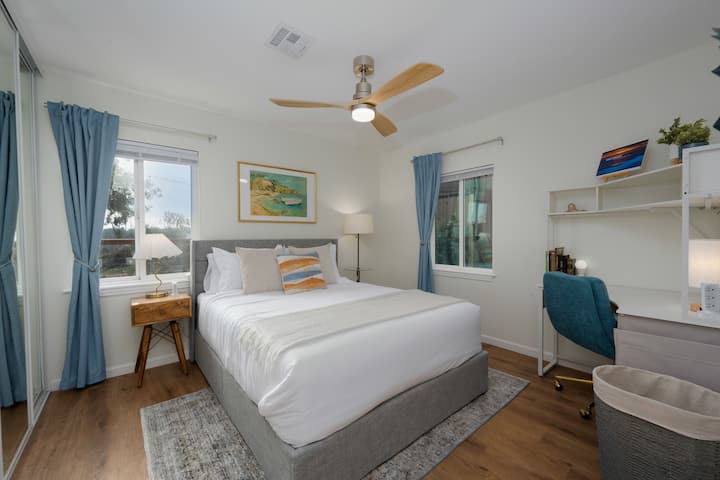 سرير ميموري فوم مقاس 14 بوصة. مصباحان قابلان للتعتيم ومنفذ شحن على المنضدة بجانب السرير. ستائر تعتيم للاسترخاء الرائع. مساحة عمل مصاحبة. مروحة سقف قابلة للتعديل. مجموعة رائعة من الأعمال الفنية للاستمتاع بها.