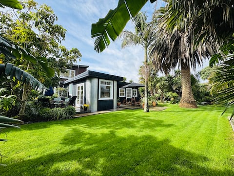 Waikanae Olde Beach Palm Cottage 2 min to Beach