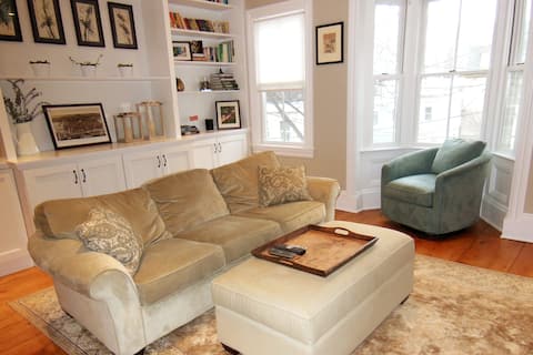 Top performing Airbnb: Ideal for Families - Spacious Charlestown Townhome in Charlestown
