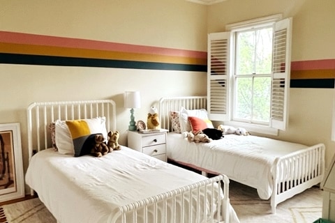 Chambre au troisième étage avec un lit simple et une télévision intelligente. (ancienne photo publiée ici, un seul lit maintenant.)