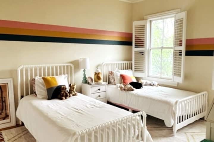 Спална соба на трет кат со еден кревет за едно лице и паметен телевизор. (стара слика, сега има само еден кревет.)