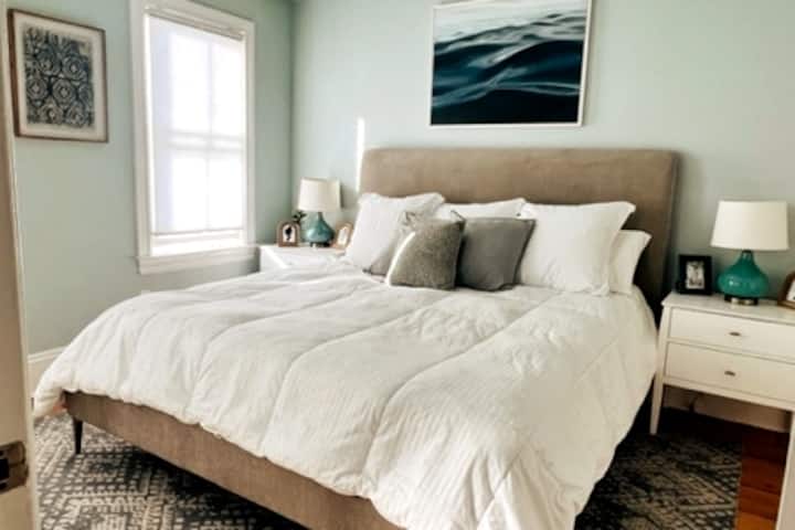 Основна спална соба со сопствена бања со тоалет. 