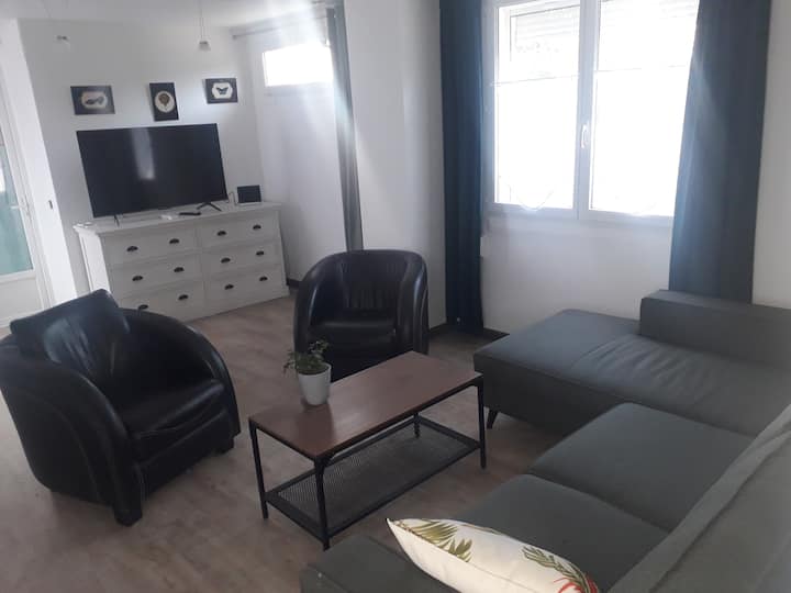 En la planta superior, zona de estar con sofá cama.