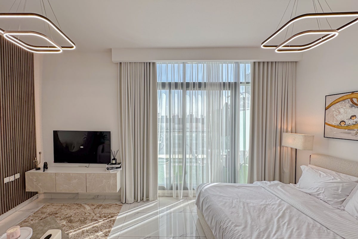 Дневниот простор во студиото има удобен кауч, масичка за кафе и природна светлина. Во катчето во спалната соба има удобен кревет, создавајќи непречен, привлечен простор совршен за опуштање или забава. Испратете ни порака за да дознаете повеќе.