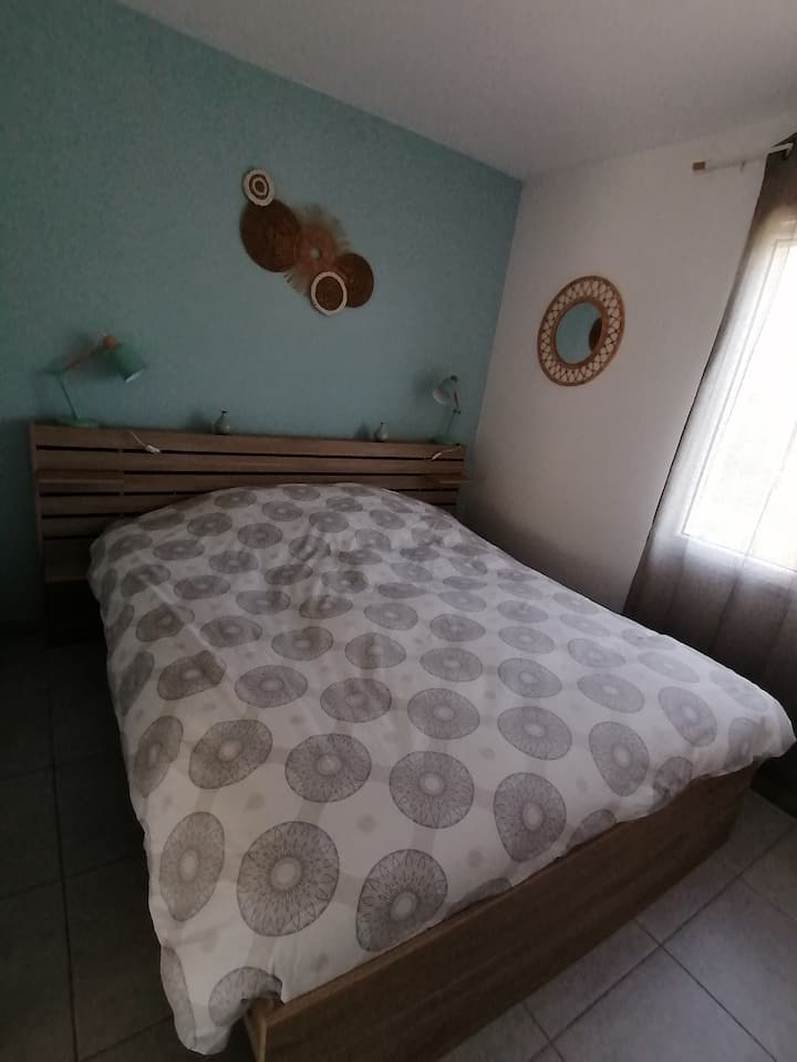 glavna spavaća soba s krevetom dimenzija 160 × 200