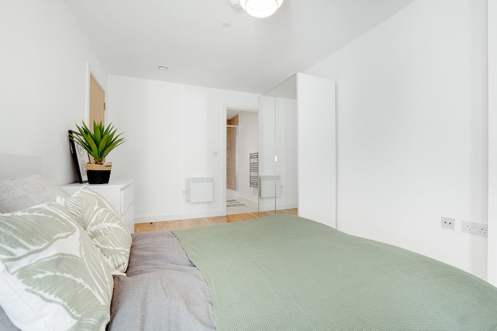 Spavaća soba 2 nudi fleksibilnost i udobnost uz udoban bračni krevet, što jamči miran odmor za miran san.