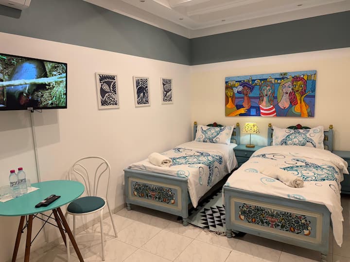 CHEBBA ya vyumba viwili iliyo na vitanda viwili vya mtu mmoja, bafu lenye bafu na choo, kiyoyozi/mfumo wa kupasha joto, Wi-Fi na televisheni mahiri