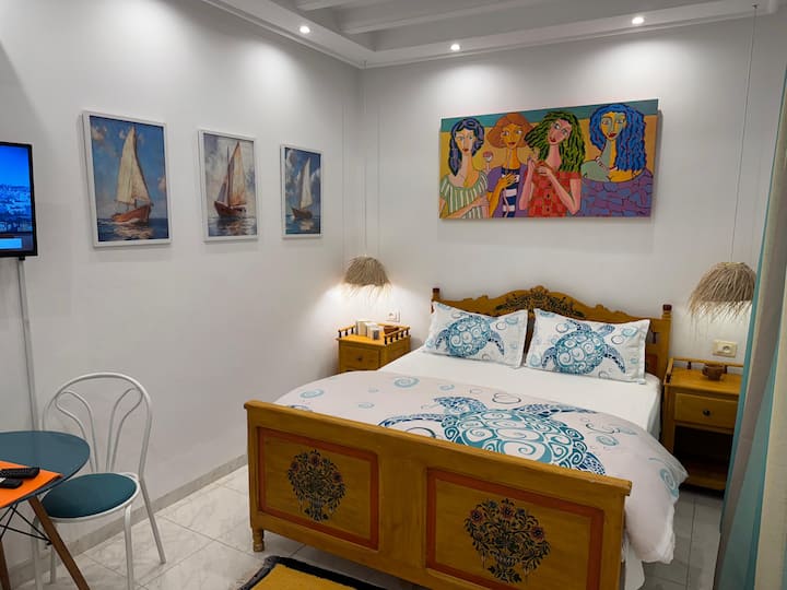 Chumba cha watu wawili EL Djem kilicho na bafu, bafu na choo, viti, televisheni mahiri, kiyoyozi/mfumo wa kupasha joto