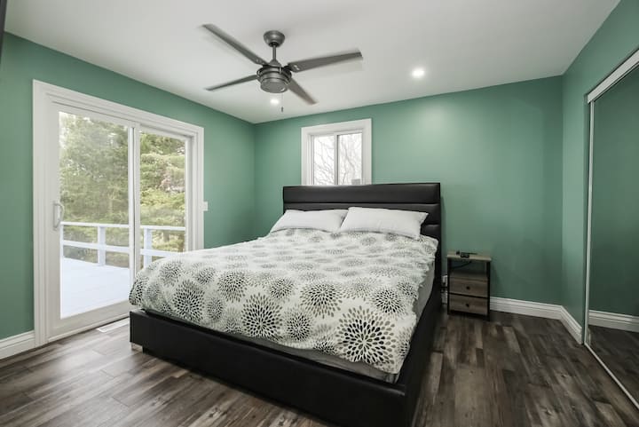 Მაღალი დონის მატრასი თანდართული სააბაზანოთი. გამოდით პატიოს კარიდან ტერასაზე.  
 
Ბოლო მაგიდა ინთება და აღჭურვილია სტანდარტული შტეფსელით, USB ‑ ით, USB ‑ C ‑ ით. 