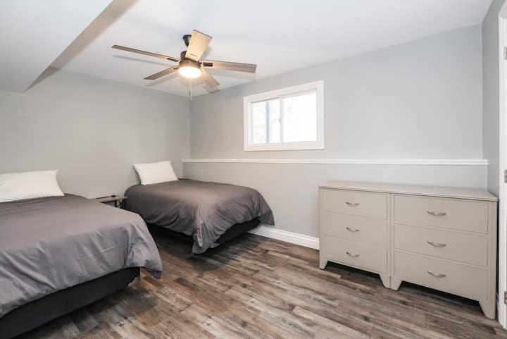 Სარდაფის საძინებელი №1
Აღჭურვილია ორი ორადგილიანი  მაღალი ბალიშის ზედა ლეიბით, რომელიც შეიძლება გაერთიანდეს King-ის დასამზადებლად. 
Ბოლო მაგიდა ინთება და აღჭურვილია სტანდარტული შტეფსელით, USB ‑ ით, USB ‑ C ‑ ით. 