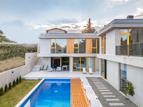 Villa Tabori Hill | 7BR Villa Near Old City