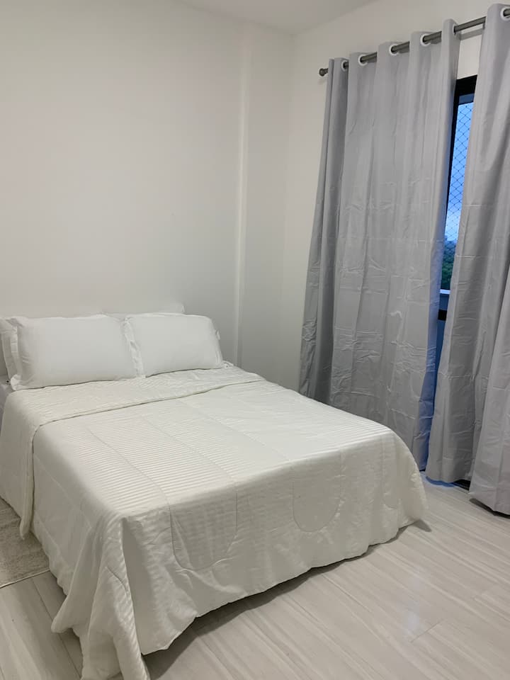 Apartmán s manželskou posteľou, klimatizáciou, comadou a šatníkom. 