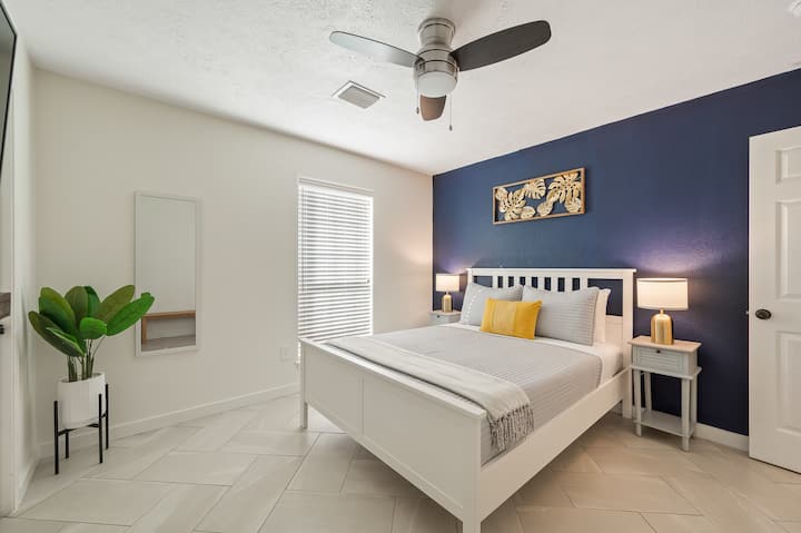 2ª camera da letto con letto matrimoniale, materasso medio rigido spesso 12", armadio privato e tanto spazio per l'outfit: controlla nello specchio a figura intera.