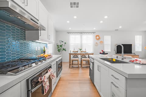 4BR|2024 Brand New|Resort-style pool|King Bed