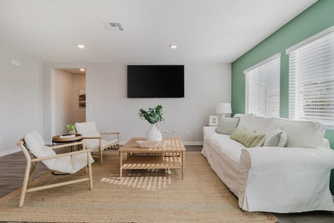 Spacious 3BR Home w/ Lake Access & Mountain Views