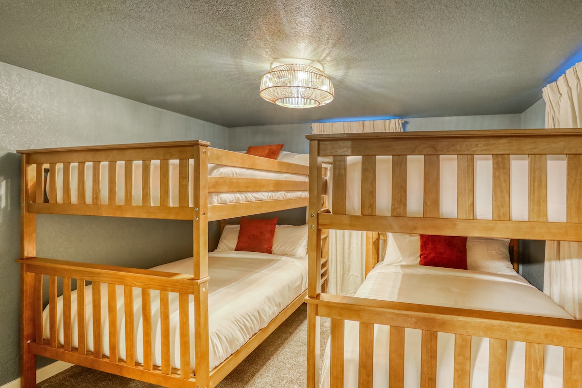 Četiri bračna kreveta, dva odvojena kreveta, u jednoj od spavaćih soba u podrumu. 