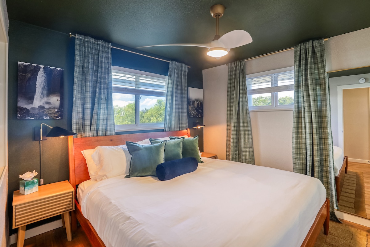 Veliki bračni krevet od memorijske pjene na prvom katu. 