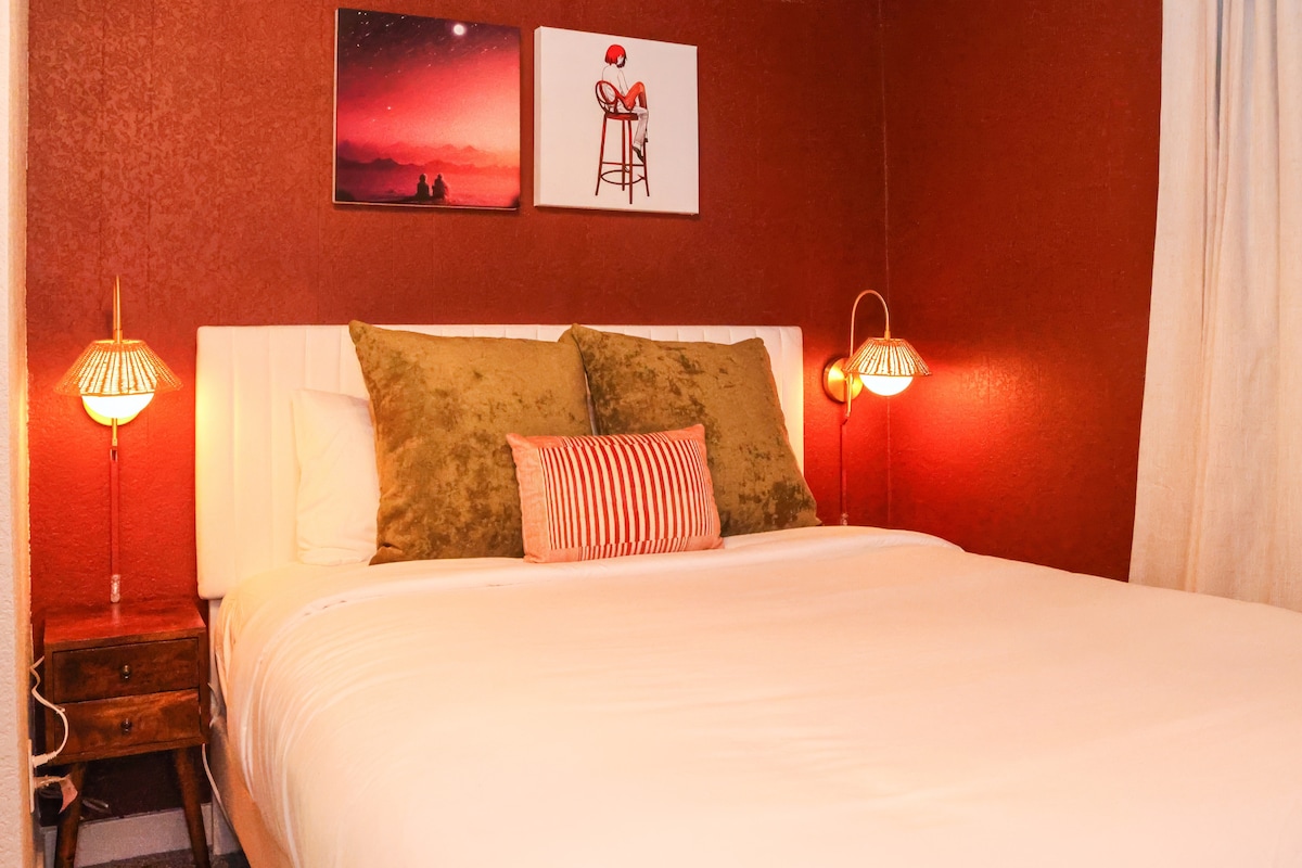 Bračni krevet (160x200) u spavaćoj sobi 3 u podrumu. 