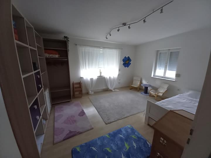 חדר ילדים עם 2 מיטות בגודל 90x200 ס"מ, מלתחה, בית בובות,  צעצועים