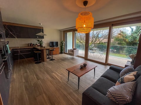 Modern and Peaceful Apartment - Parking Included