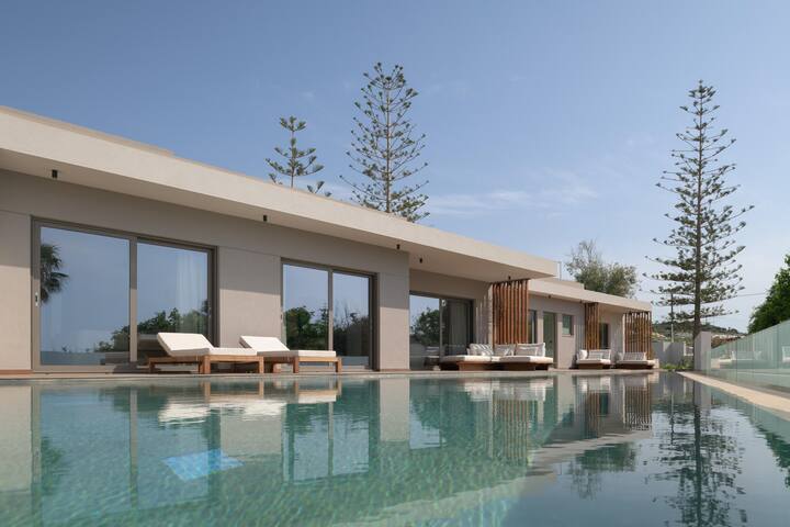 5* Luxury Living Steps from Long Sandy Beach gallery image 4