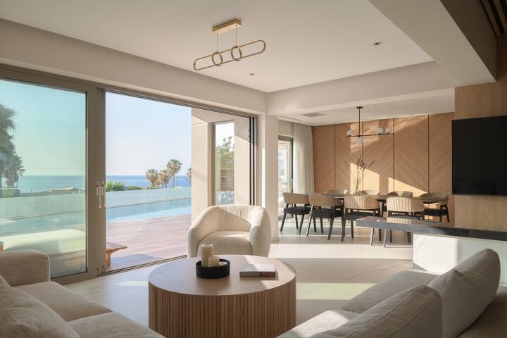 5* Luxury Living Steps from Long Sandy Beach gallery image 2